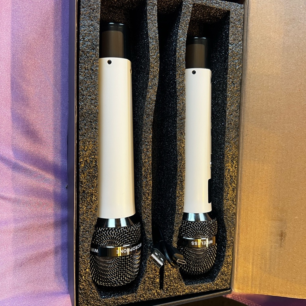 Echomussy Wireless Karaoke Microphones - White and Black (Pair)